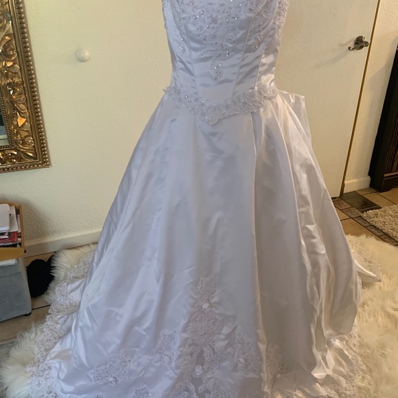 Wedding Gown - Picture 2 of 13